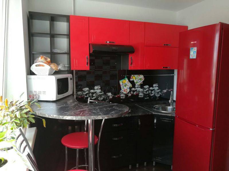 красно-черная компактная кухня в Нижневартовске