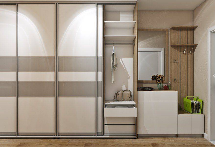 светлая прихожая со шкафом-купе в Нижневартовске