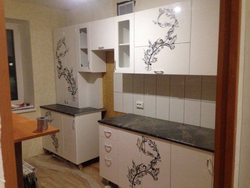 белая кухня с рисунком в Нижневартовске