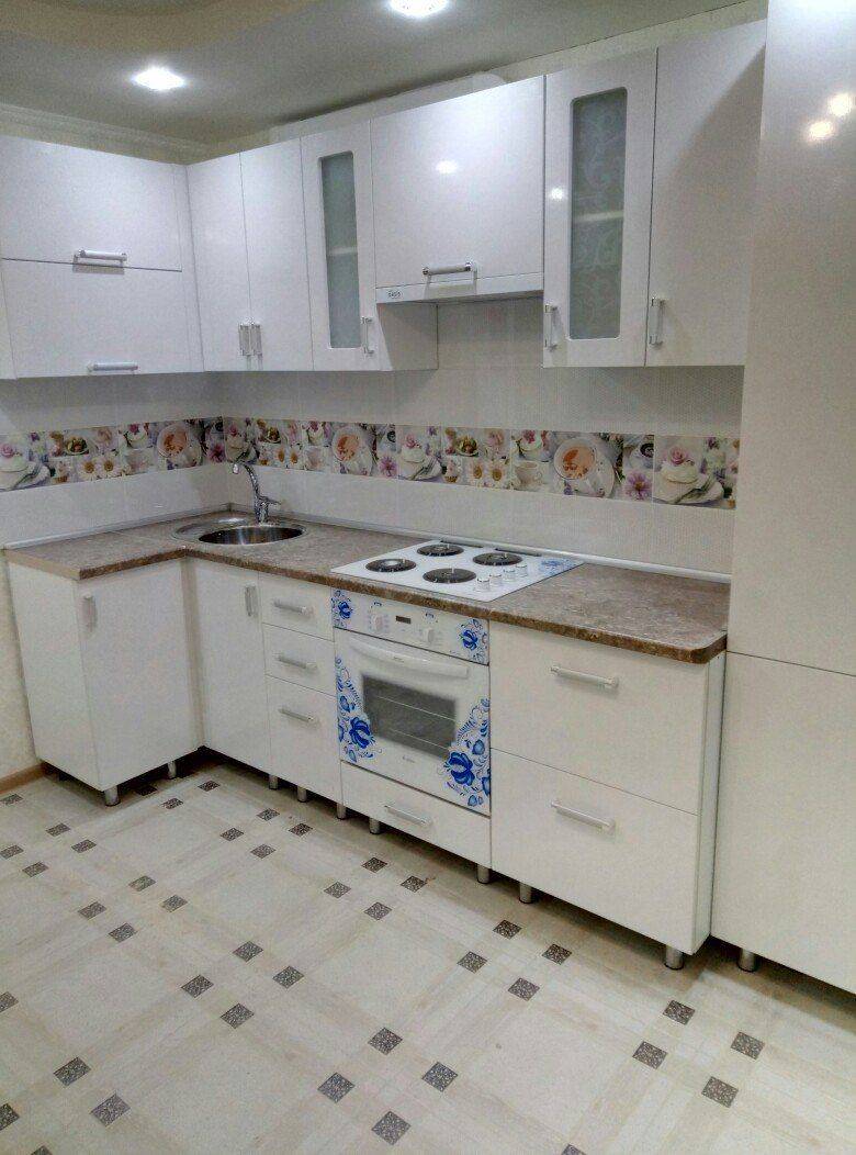 светлая угловая кухня в Нижневартовске