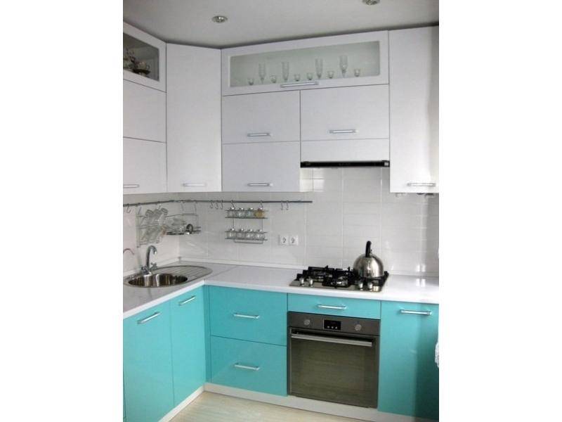 угловая бело-бирюзовая кухня в Нижневартовске