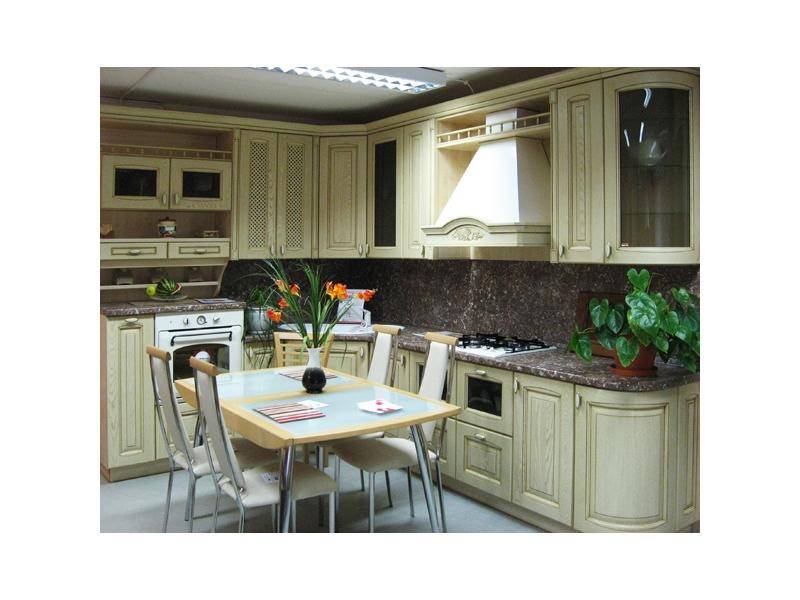 классическая светлая угловая кухня в Нижневартовске