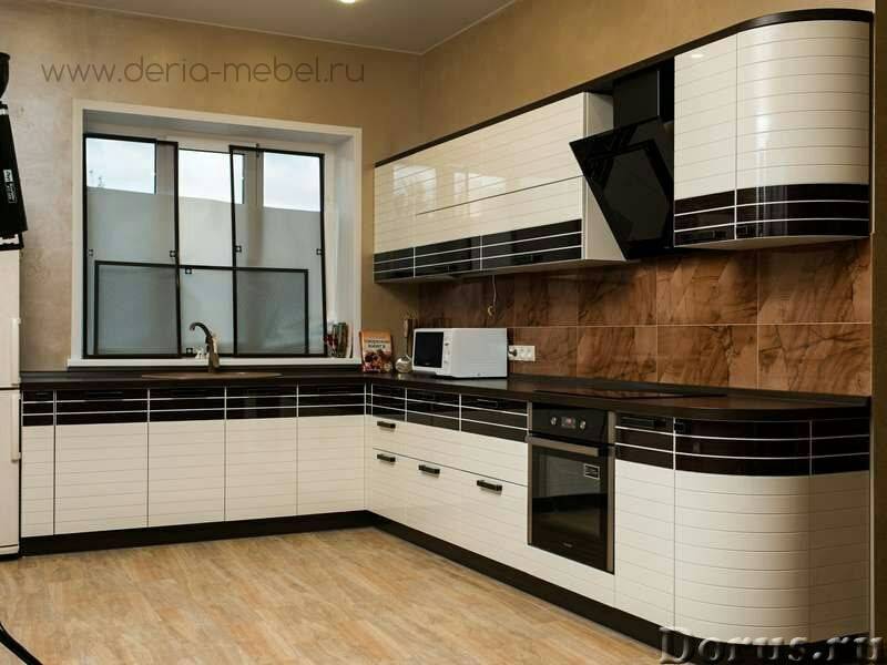 угловая кухня с мойкой у окна в Нижневартовске