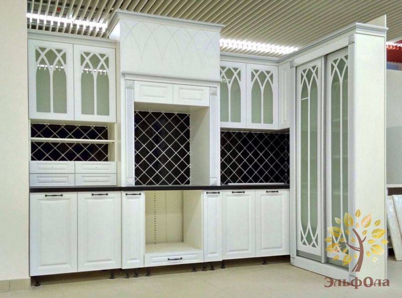 угловая кухня со шкафом в Нижневартовске