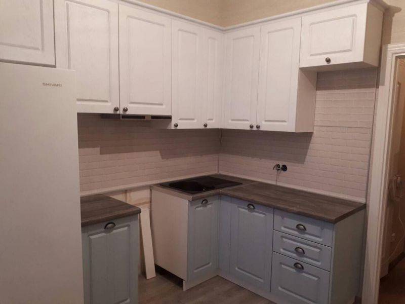 маленькая угловая кухня в Нижневартовске