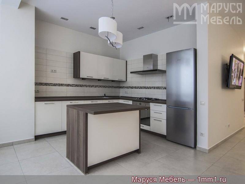 белая кухня с островом в Нижневартовске