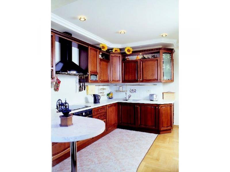 кухонный гарнитур угловой массив в Нижневартовске