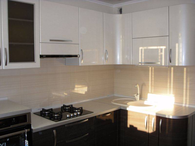 угловая небольшая кухня в Нижневартовске