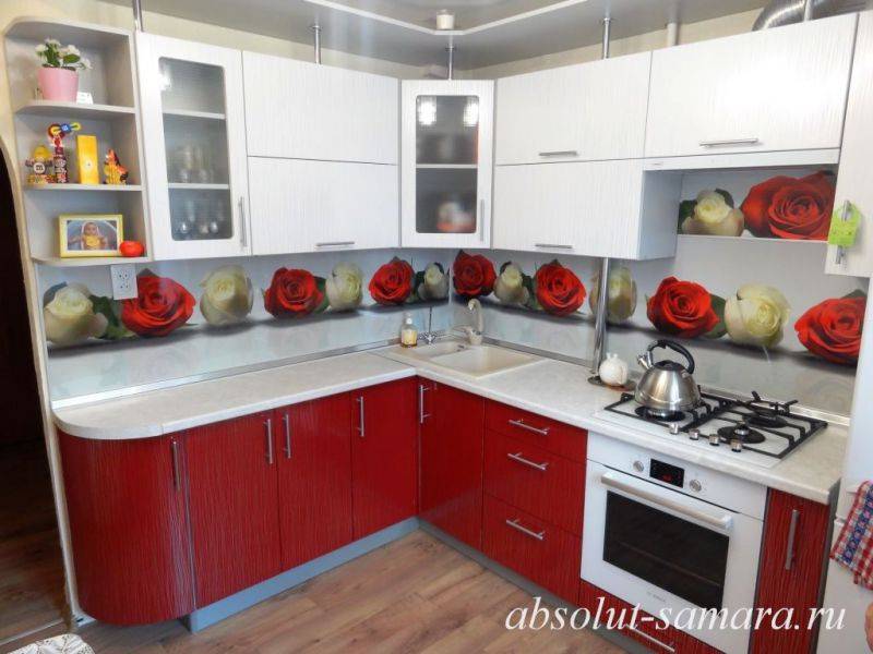 угловая кухня красно-белая в Нижневартовске