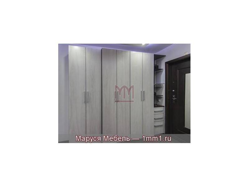 узкая прихожая в Нижневартовске