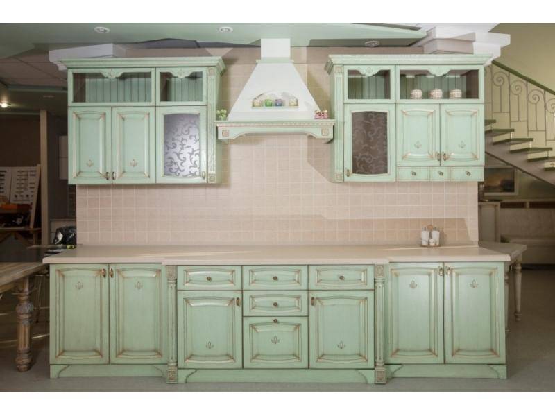 кухня из массива с филенкой шпон - фисташка с патиной бронза в Нижневартовске