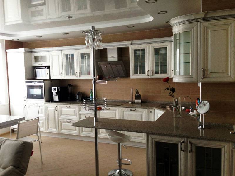 большая светлая кухня из массива в Нижневартовске