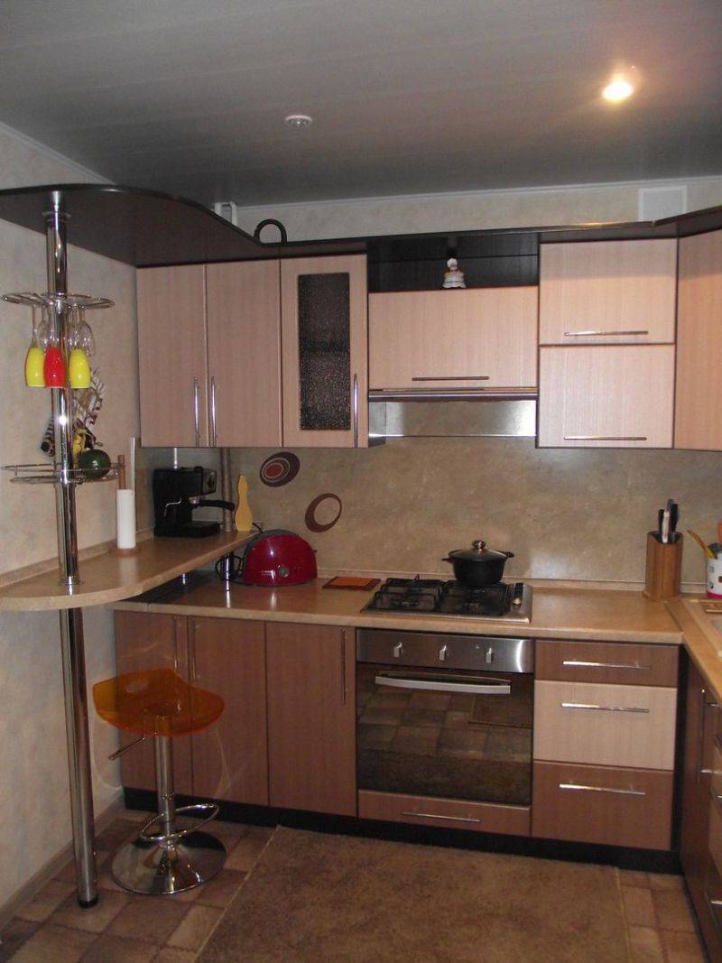 угловая кухня с барной стойкой в Нижневартовске