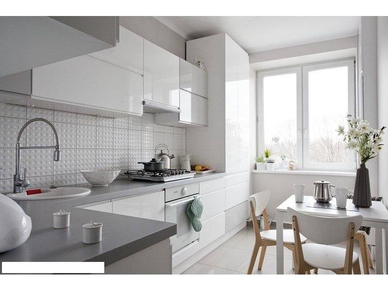 просторная белая кухня в Нижневартовске