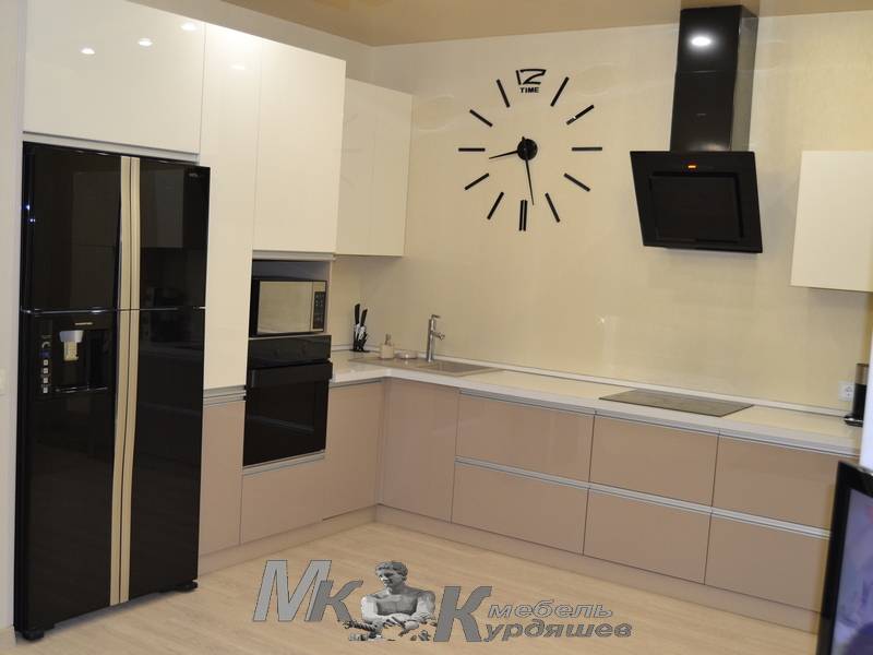 угловая современная кухня в Нижневартовске