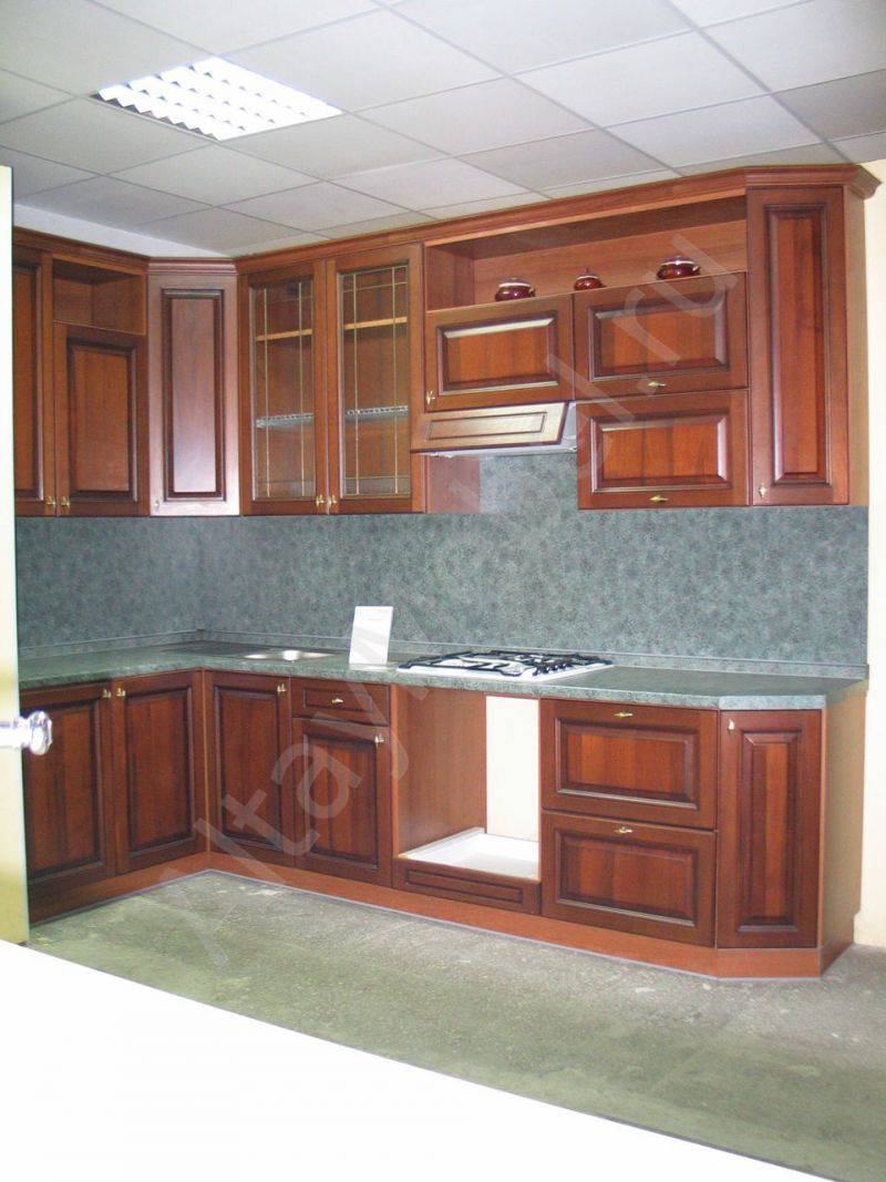 угловая кухня в классическом стиле в Нижневартовске