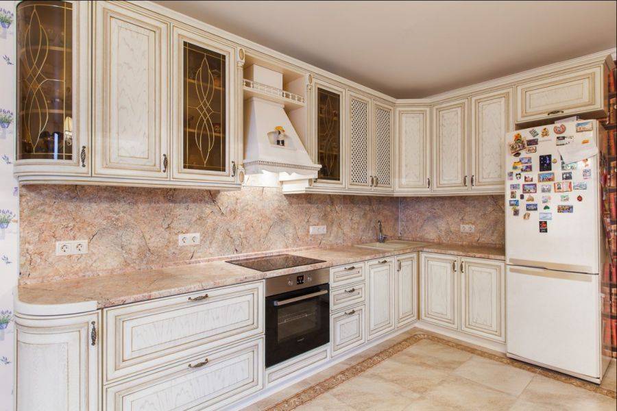 красивая угловая кухня из дуба в Нижневартовске