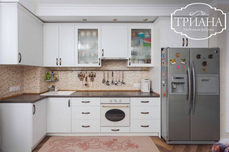 простая белая кухня в Нижневартовске