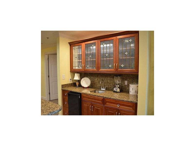 небольшая кухня с витражами в Нижневартовске