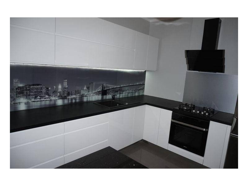 белая угловая кухня в Нижневартовске