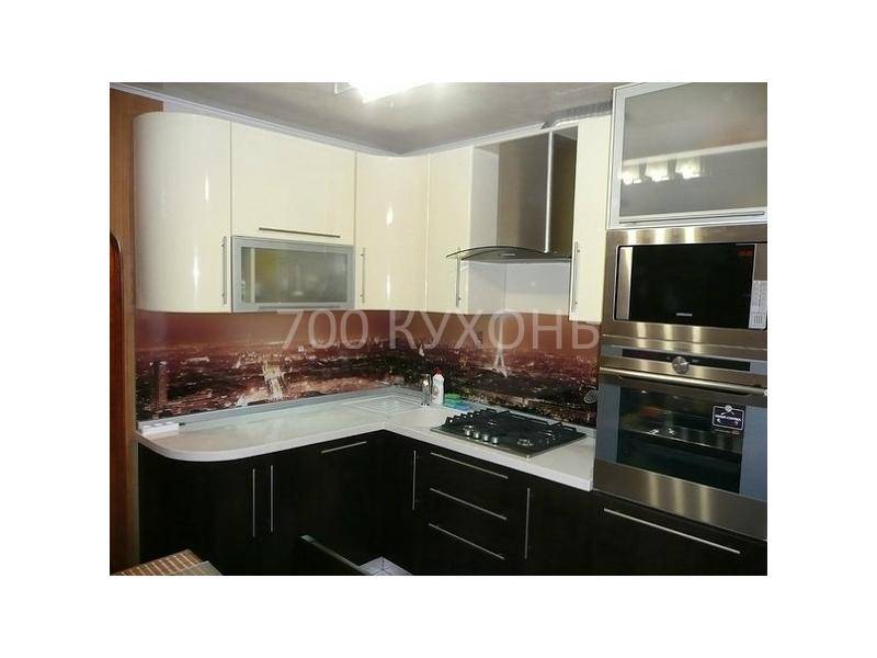 черно-белая угловая кухня в Нижневартовске