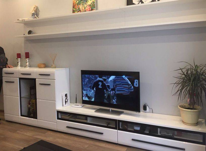 современная белая гостиная в Нижневартовске