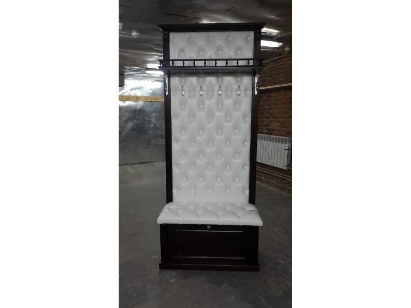 небольшая прихожая с каретной стяжкой в Нижневартовске