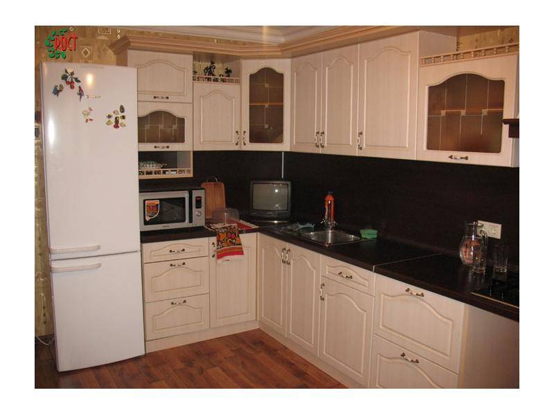 светлая угловая кухня в Нижневартовске