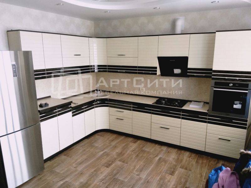 угловая кухня со вставками из шпона в Нижневартовске