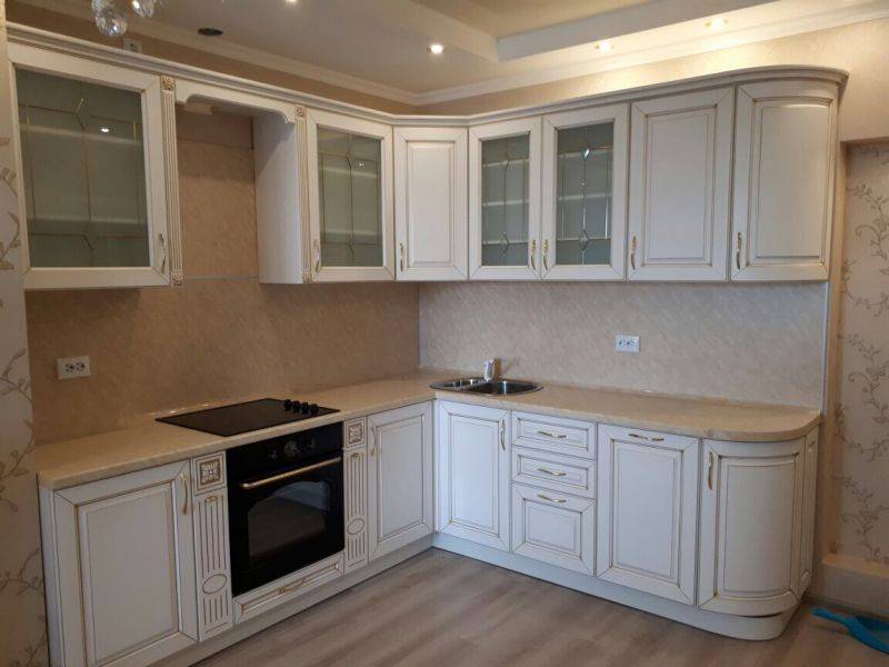 светлая угловая кухня в Нижневартовске