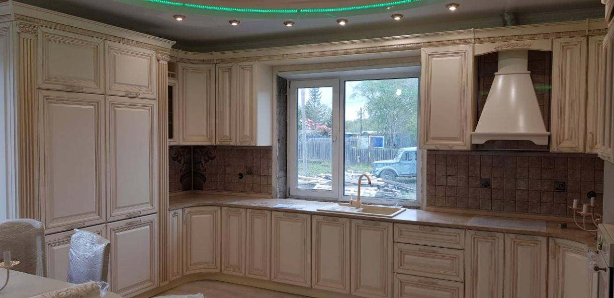 большая угловая кухня в Нижневартовске