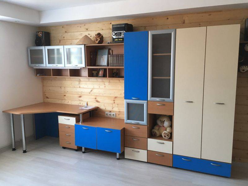 детская стенка со столом в Нижневартовске