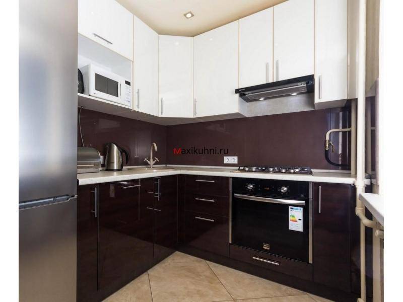 маленькая угловая кухня в стиле хай-тек в Нижневартовске