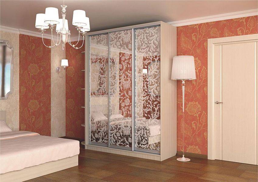 шкаф-купе с рисунком на зеркале в спальню в Нижневартовске