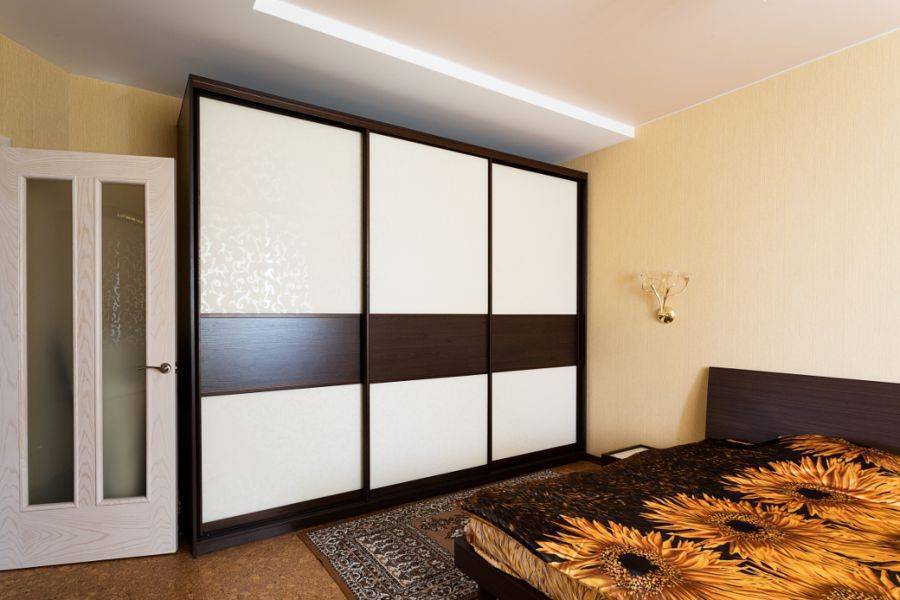 вместительный шкаф-купе в спальню в Нижневартовске