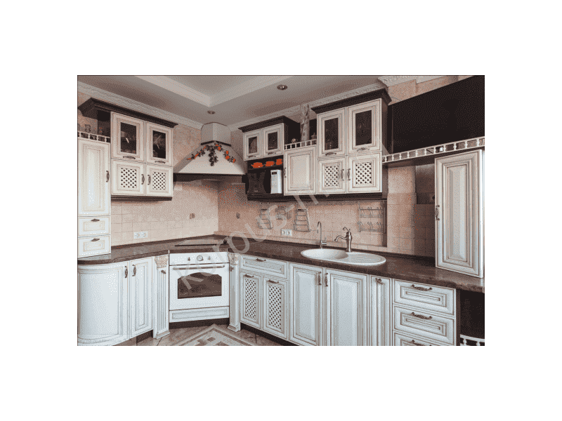 угловая кухня с фасадами из дуба в Нижневартовске