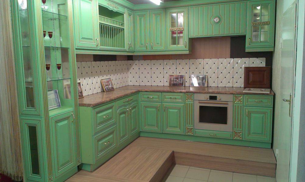 угловая кухня с патиной в Нижневартовске