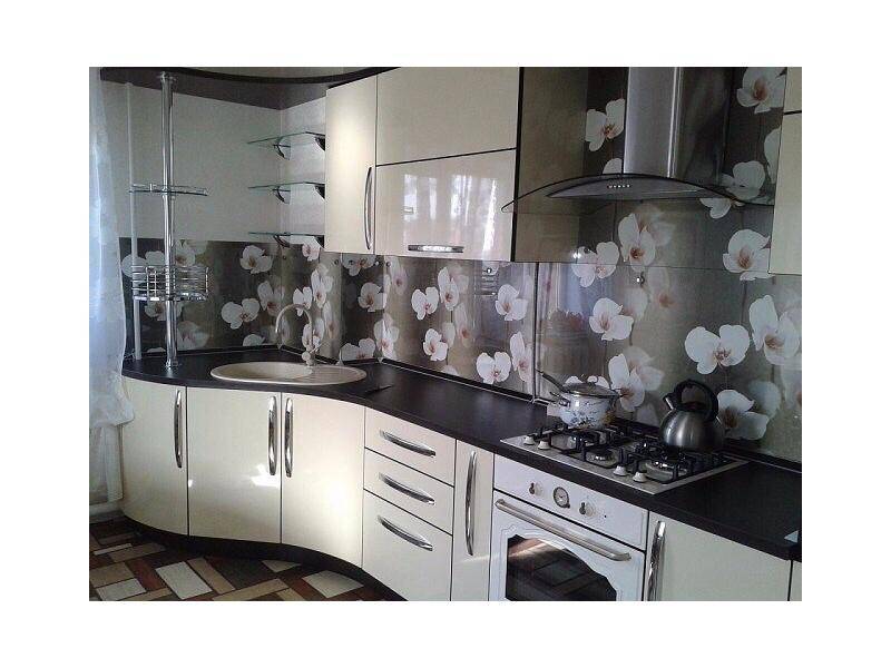 радиусный кухонный гарнитур с барной стойкой в Нижневартовске