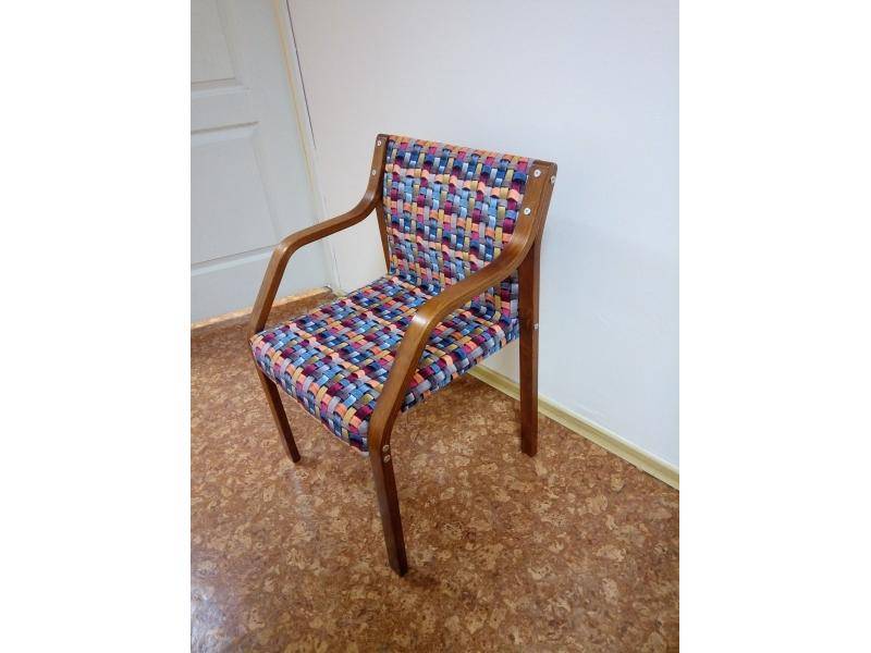 стул с деревянными подлокотниками в Нижневартовске