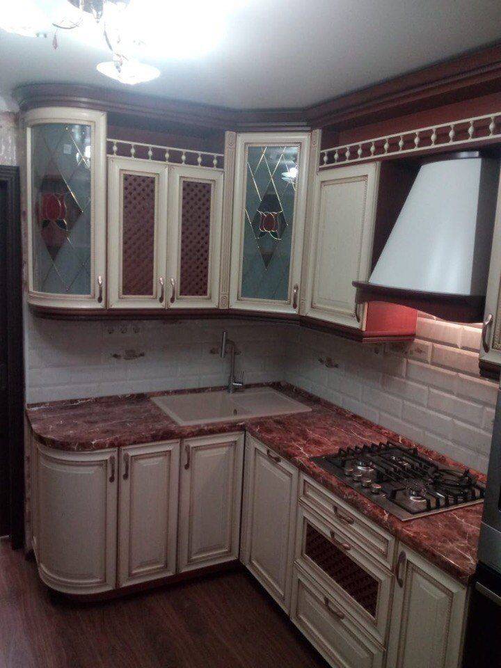 угловая маленькая кухня в Нижневартовске