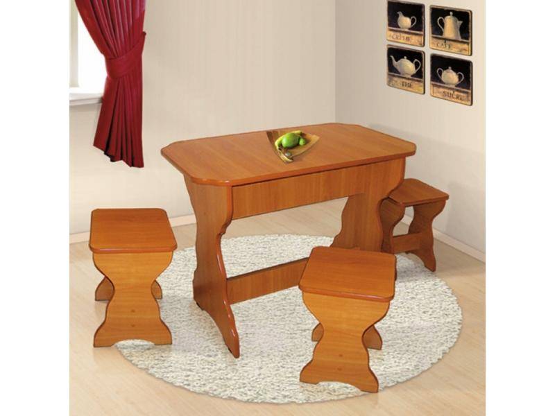 стол обеденный с табуретами в Нижневартовске