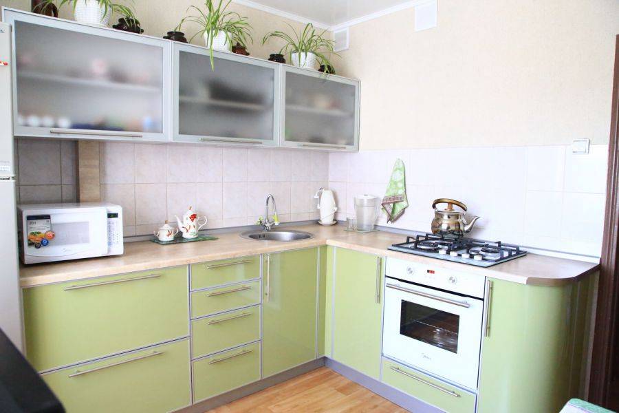 небольшая угловая кухня в Нижневартовске