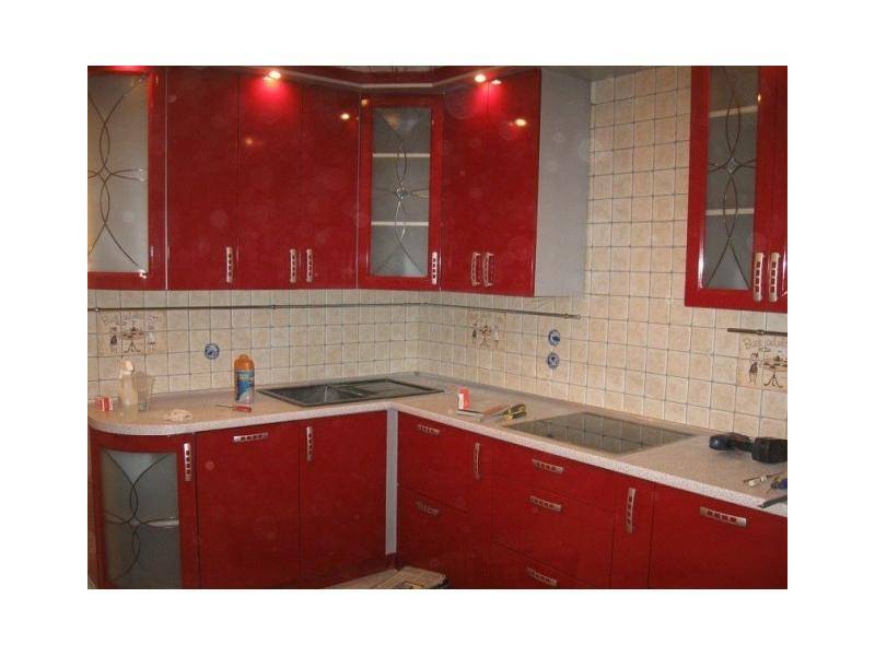 красная угловая кухня в Нижневартовске