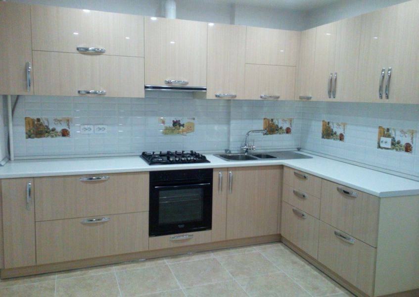 угловая бежевая кухня в Нижневартовске