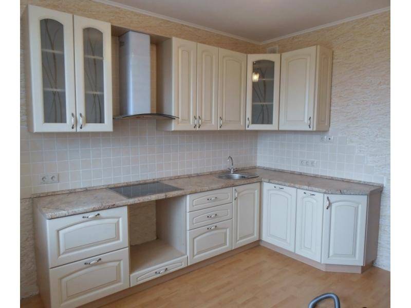 светлая угловая кухня в Нижневартовске