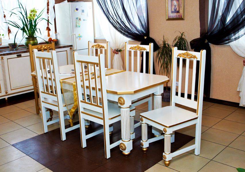 стол обеденный в классическом стиле с декорами в Нижневартовске