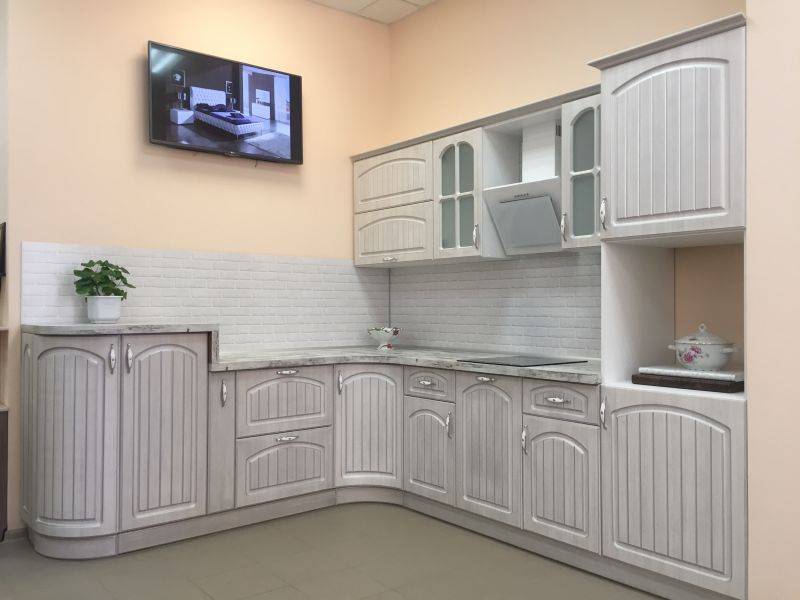 угловая светлая кухня в Нижневартовске
