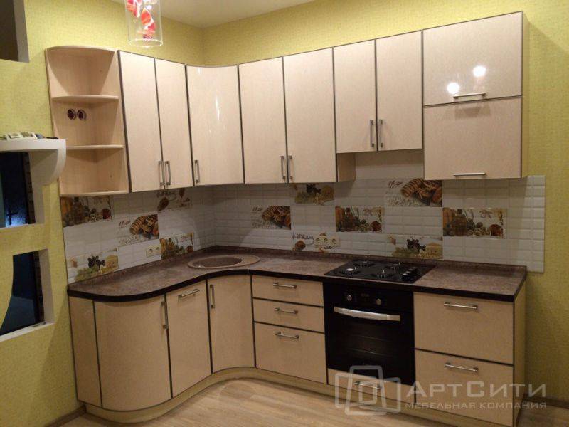 угловая бежевая кухня в Нижневартовске