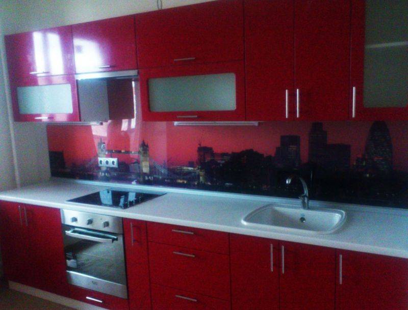 яркая прямая кухня в Нижневартовске