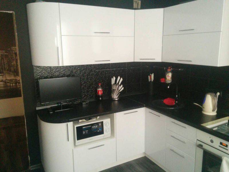 угловая кухня черно-белая в Нижневартовске